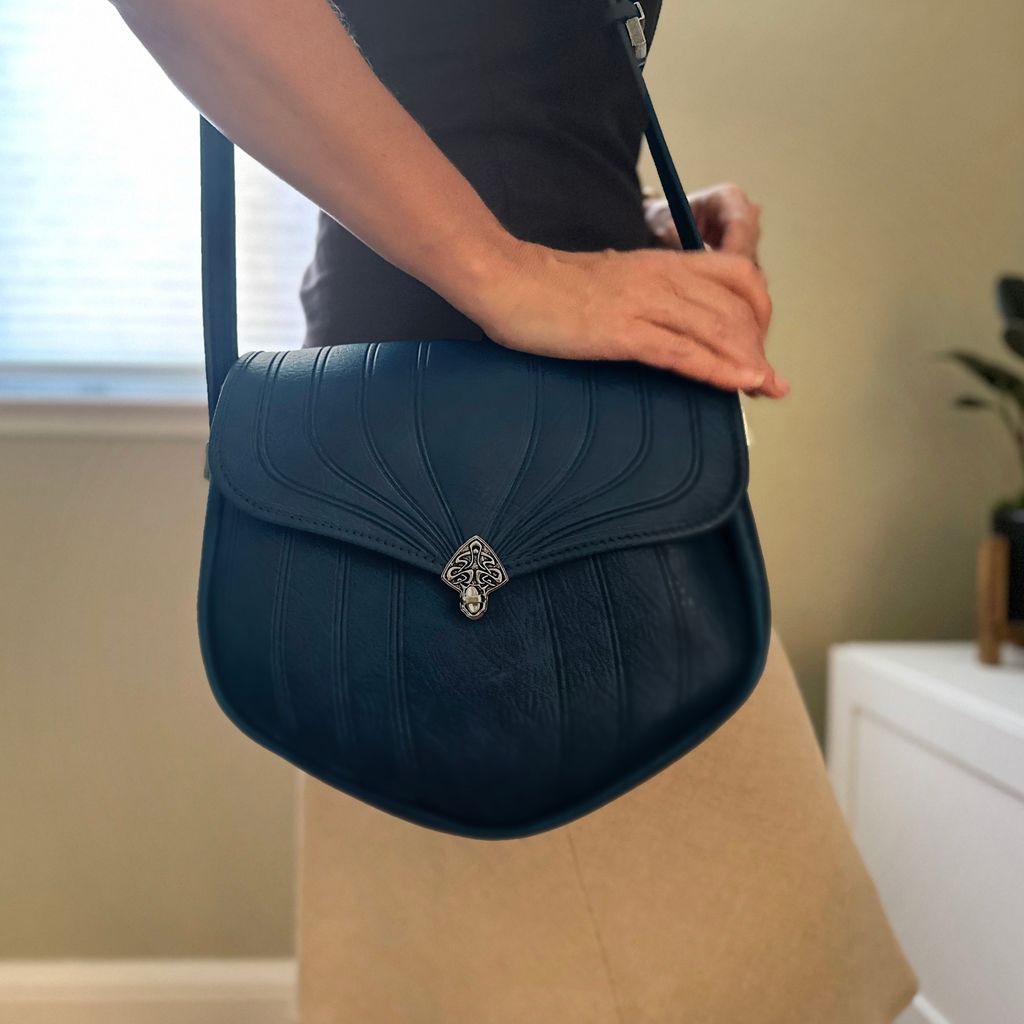 Olivia Crossbody, Navy Model